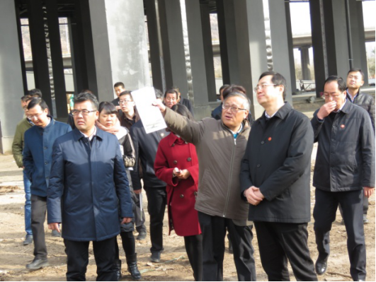 省委常委、西寧市委書記王曉在青海省物產(chǎn)集團(tuán)總公司黨委書記、總經(jīng)理王玉輝陪同下，深入青海物產(chǎn)朝陽(yáng)物流園區(qū)。