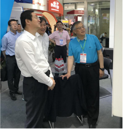 省委常委、西寧市委書記王曉蒞臨第十九屆青洽會(huì)青海物產(chǎn)展位參觀